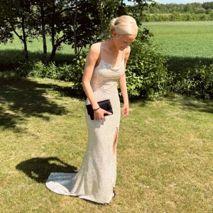 Balklänning  - Säljer min superfina balklänning. Köpt från zalando men den är helt slutsåld där. Den är i storlek 34 men är väldigt stretchig. Skriv gärna för fler bilder, mått osv💗