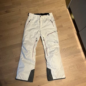 Skidbyxor Everest - Säljer mina vita Everest skidbyxor då de är för små för mig. Använda under ca 3-4 skidresor. Bra skick. Nypris ca 1000kr.