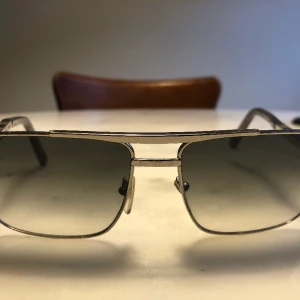 LV attitude solglasögon  - Louis vuitton solglasögon nypris 6150kr. Säljs billigt pga skada på ena bågen, de passar som vanligt!