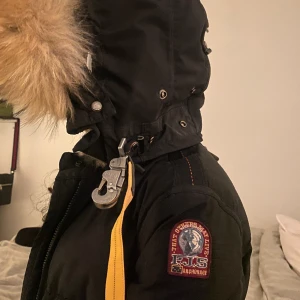 Parajumper jacka- long bear  - Säljer jackan denna eftersom jag har bara använt jackan 1 vinter. Det finns inga skador på jackan nytt skick, prislapparna finns kvar och extra märket finns också om man vill byta logan till svart istället för röd det är bara och skriva om mer info💕