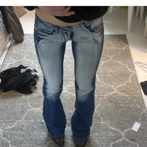 Fri frakt går att lösa. Lågmidjade bootcut jeans med coola detaljer.  Innebenslängd: 82cm midjemått rätt över:ca 36