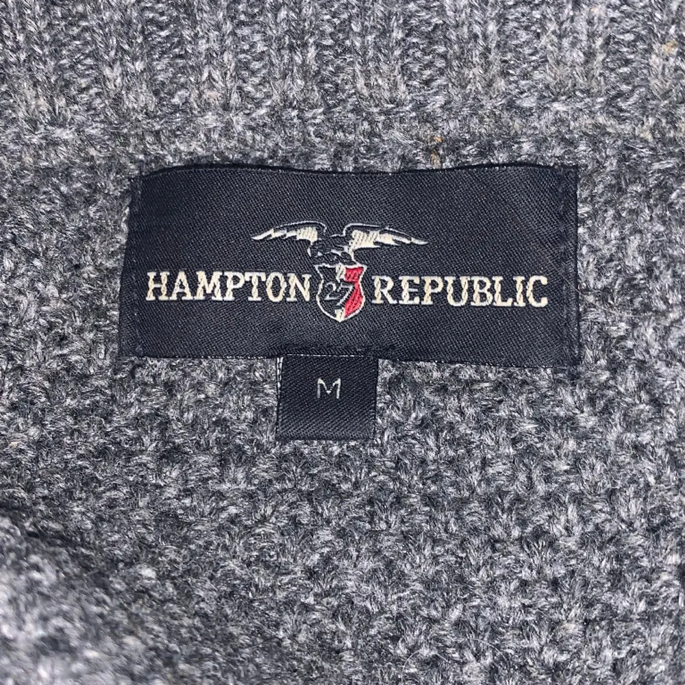 En Hampton republic stickad tröja som knappt är använd. Säljer då den inte kommer till användning. No flaws. Pris kan diskuteras.. Tröjor & Koftor.