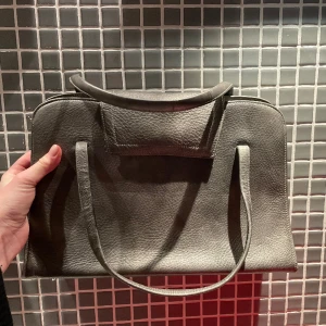 Vintage grå/silverhandväska - Så snygg grå/silvrig handväska, vintage. Många fack och rymmer mycket! Bud från 350kr