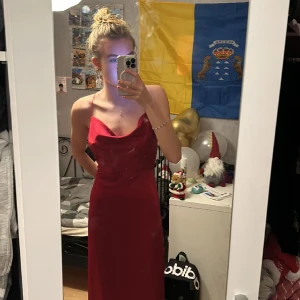 Röd balklänning  - En fin röd balklänning från Nelly med lappen kvar. Nypris: 899kr nuvarande Pris:  650kr. Skriv till mig om ni har några frågor😊