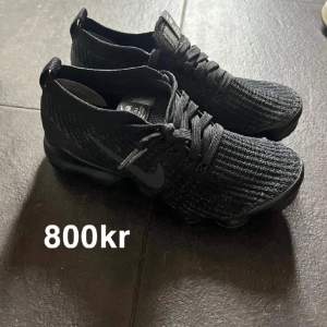 Vapormax använda 2 gånger. Storlek 37,5 men skulle mer säga 37. Säljer pågrund av att de inte kommer till användning. nyskick och inget förstört. 