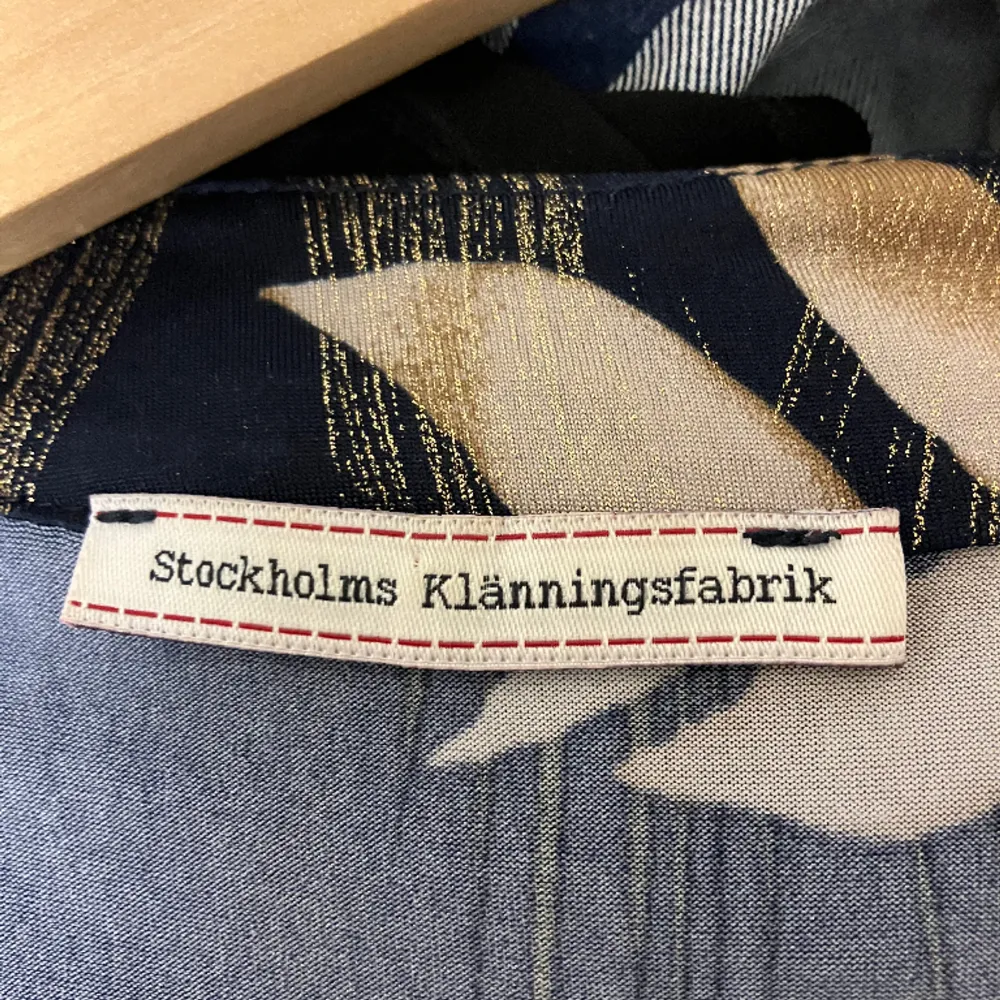 Klänning från Stockholms Klänningsfabrik.  Storlek: 38 Material: Polyester Nypris: 1300 SEK Använd, men utan anmärkning.. Klänningar.