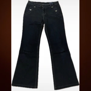 Svarta lågmidjade bootcut jeans - Säljer dessa snygga svarta lågmidjade byxorna som inte har kommit till någon användning dem är inprensipt nya❤️ Jag är 168 och dem går över skorna när jag har på mig dem💕