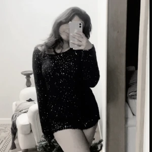 glitterklänning  - jättefin kort mörkblå glitter klänning/tunnica. Kan användas både som tröja och klänning, skriv för fler bilder💕