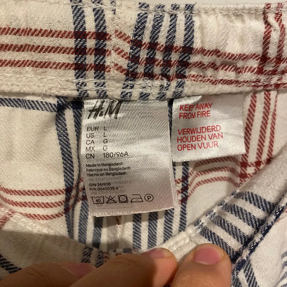 Säljer ett par sköna pyjamasbyxor sparsamt använda med inga synliga fel på den. Skriv för mer info🤙🏼. Jeans & Byxor.