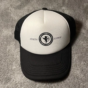 POETICE JUSTICE - En snygg keps från en eget skapat företag. Alla käpsarna var sålda förutom denna som jag hittade som fanns kvar. Kvalite 9/10! Vid frågar är de bara att höra av sig!👍