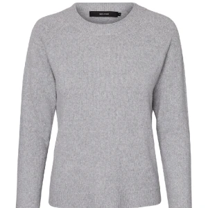 Ljusgrå stickad tröja  - Stickad tröja i ljusgrå från Vero Moda som knappt är använd💕