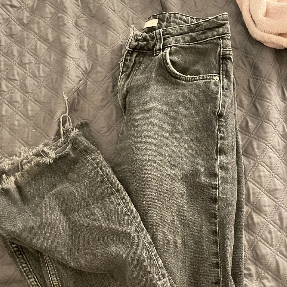 Säljer mina gråa ginatricot jeans köpta för något år sen, inga defekter men använda.  Säljer pågrund av att jag tröttnat på dem. Sitter jätte fint, långa i benen men annars bra modell. Dem har hål i vänster ben men det är så man köper dem.💗. Jeans & Byxor.