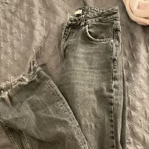Säljer mina gråa ginatricot jeans köpta för något år sen, inga defekter men använda.  Säljer pågrund av att jag tröttnat på dem. Sitter jätte fint, långa i benen men annars bra modell. Dem har hål i vänster ben men det är så man köper dem.💗