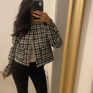 Boucle jacka - Boucle jacka med silvriga knappar och rutigt mönster från h&m i storlek S. Använd 1-2 gånger, i super bra skick 💞öppen för att diskutera pris🫶🏽
