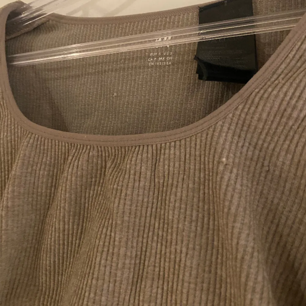 Tränings tröja från H&M! Tröjan är oanvänd förutom att jag har prövat den. Den är lite mer åt magtröja hållet så man är medveten om det och ribbad! 50kr+frakt . Tröjor & Koftor.