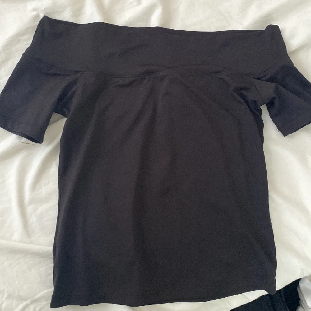 Jätte snygg offsholuder tröja från H&m som jag köpte för 3 månader sen!  Har använt ca 3 gånger❤️. Toppar.