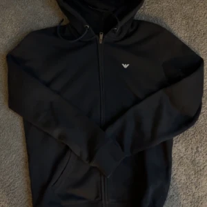 Emperio Armani Kofta - Det är en armani kofta som är rätt så sällsynt eftersom just denna loggan inte säljs längre. Jätte fin och bra skick.