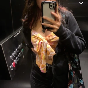 Gullig topp - Säljer denna super gullig topp som inte passar längre!! Har använt den endast 1 gång, varan har inga defekter någonstans. Storlek S 💕