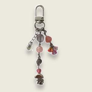 Keychain som går att sätta på väska, nycklar, jeans m.m med tjeckiska glaspärlor i rosa färger🐙🪸🫧 frakt 15kr✨