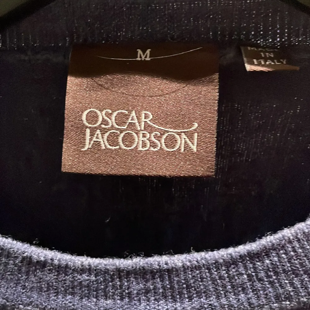 Säljer nu denna snygga blåa pull overn från Oscar Jacobsson. Tröjan är i ny skick och har Inge defekter. Dock är tröjan liten och därför rekommenderar jag tröjan vid S eventuellt XS. Tröjor & Koftor.