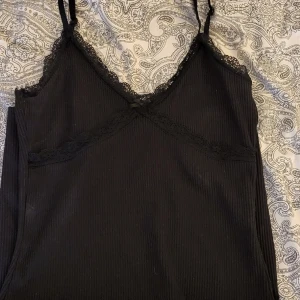 Ribbad klänning - Jätte fin ribbad klänning med spets från h&m