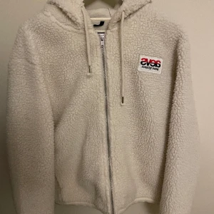 Svea jacka - Säljer denna svea jacka/tjocktröja då den inte kommer till användning längre. Skriv för fler frågor! Är i storlek xs men passar också s enligt mig.