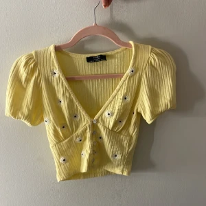 Söt Sommrig topp  - Köpt på SHEIN inte min stil längre. Modellen har vanligtvis S. Bra skick 💗 Står inte för frakten  Betala via swish eller Plick 