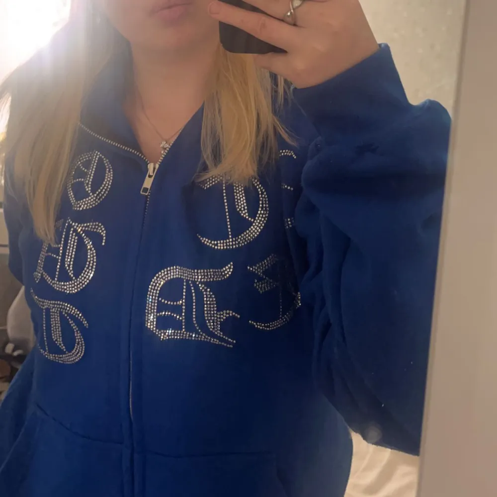 Köpt ifrån ett UF företag  Alla Rhinestones sitter kvar Skriv för fler bilder Storlek M men passar även S. Hoodies.