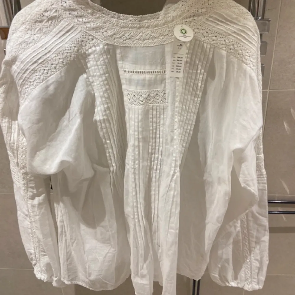 Säljer denna vita blus jag köpte begagnad men den passade inte mig så säljer vidare 💗endast testat den💗lånad bild. Blusar.