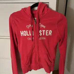 Fin rosa hollister kofta🩷Har ett litet hål, men går lätt att laga och syns knappt. Hör av er om ni har någon fråga!