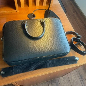 Louis Vuitton Dandy MM Briefcase - Kjøpt den 07.09.2022. Varen er brukt kun noen få ganger på noen Business møter. Fortsatt i god tilstand. Kjøpt Og Verifisert av Vestiaire Collective for 40.000 NOK. Ref: M54404. Varen har ingen synelige merker. Varen kommer med alle papirer.