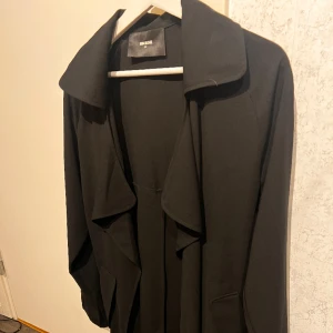 Svart kappa - En svart kappa från bikbok. Stl m. 