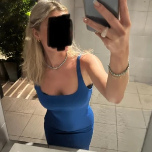 Klänning - Blå stretchig klänning från Zara.