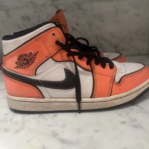 Jordan 1 turf orange  - Skorna är inte alls använda ofta. 100% äkta. Nypris över 3000 kr. Skicket skulle jag säga är 9,5/10. Pris kan diskuteras vid snabbt köp. Boxen ingår tyvärr inte då den har slängts. Skorna är storlek uk 7,5 vilket motsvarar 42.