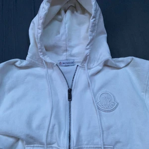 Moncler Zip Up Hoodie - Perfekt hoodie med tanke på hur den passar alla olika stilar. Använt den i ungefär 2 månader men är tvungen att sälja den nu då jag har växt ur den tyvärr. Storleken är Small men passar även Medium