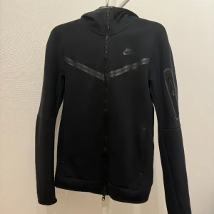 Nike tech svart - den sitter där hemma, använder den knappt. Därför tog jag beslutet att sälja den