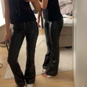 Lågmidjade skinnbyxor  - Säljer dessa suuuper snygga slutsålda lågmidjade skinnbyxor❤️helt nya, väldigt eftertraktade 