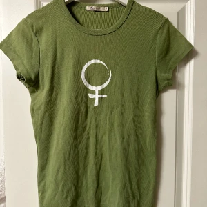 Basic t-shirt - T-shirt med tryck i stl. M