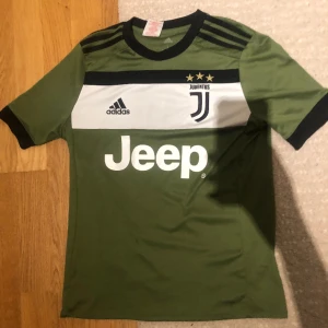 Juventus tröja  - Juventus tröja, bra skick. Det är bra kvalite och den är använd några gånger. Har ni frågor är det bara att ställa de. BARNSTORLEK