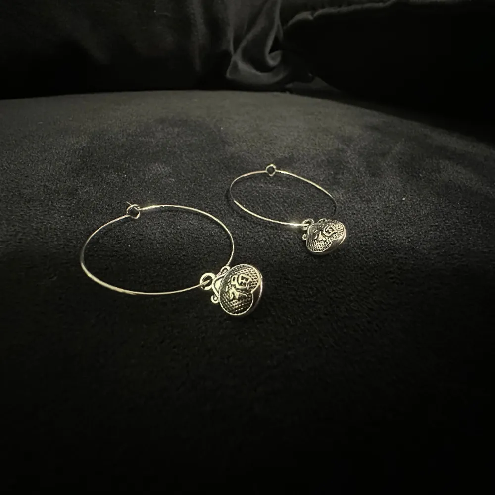 Superfina örhängen av rostfri ring, handgjorda:) inom kort komma jag lägga upp massor av handgjorda smycken! . Accessoarer.