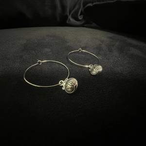 Superfina örhängen av rostfri ring, handgjorda:) inom kort komma jag lägga upp massor av handgjorda smycken! 