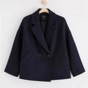 Kort kappa lindex - Säljer nu min marinblåa kappa från Lindex då den inte kommer till användning, inga defekter eller liknande och i väldigt bra skick, nypris 999 ❤️ storlek xs men passar mig som vanligtvis bär s/ibland m