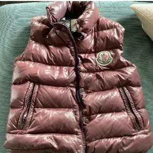 moncler väst - Hej säljer eller byter min fina moncler väst, den är såklart äkta o köpt på merchsweden, den är i storlek 1 vilket motsvarar smal, bud, nypris 9800kr, mer bilder kan fås vid intresse 