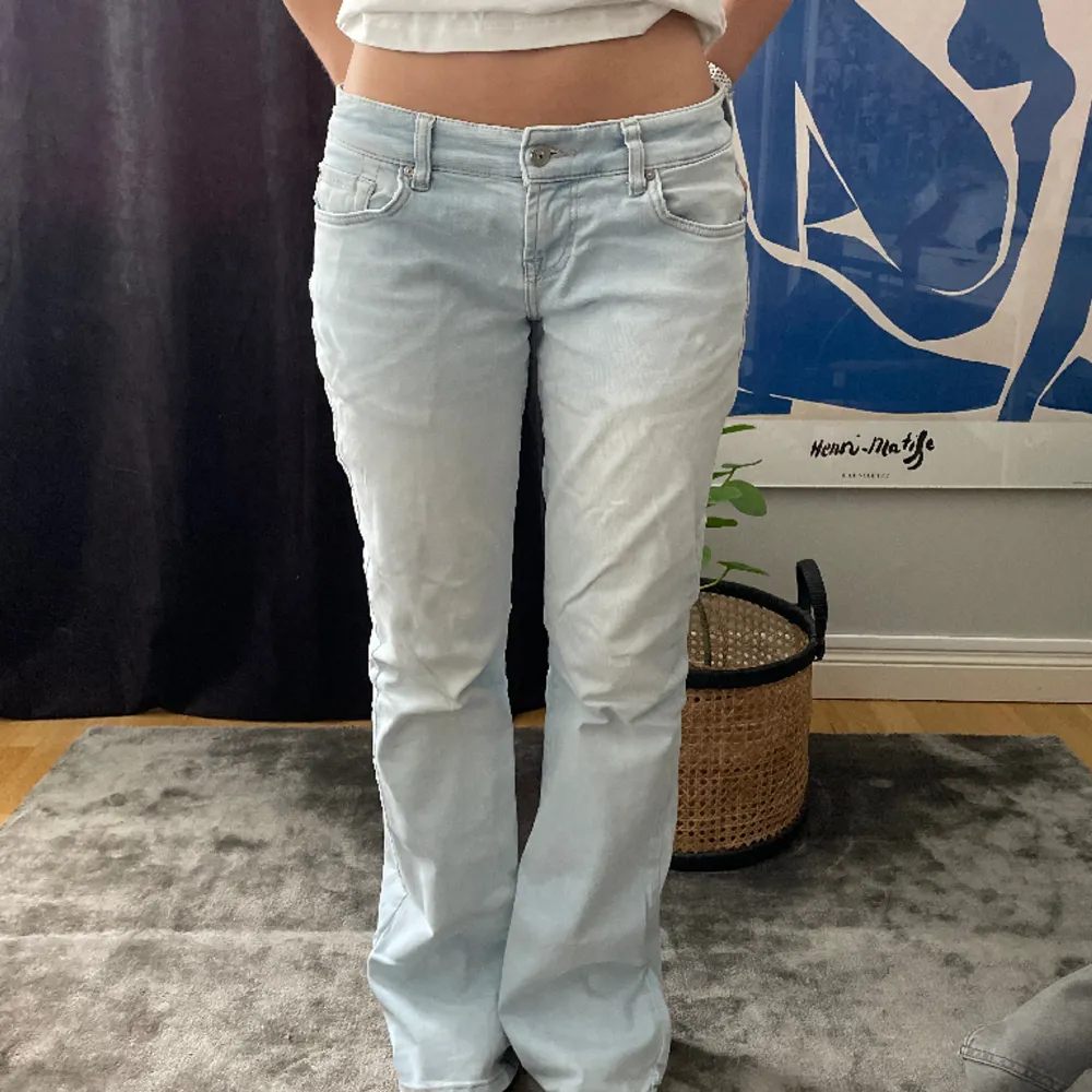 Lågmidjade jeans från LTB! Sitter perfekt😇 mindre slitningar längst ner. Jeans & Byxor.