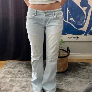 Lågmidjade jeans från LTB! Sitter perfekt😇 mindre slitningar längst ner