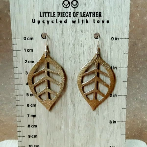 Guldiga löv - Genomskurna guldiga löv i återvunnet läder. Superlätta och sköna att bära.  Nya nickelsäkra guldfärgade krokar. Längd ca 7 cm.