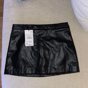 Skinnkjol - Säljer denna kjol från Zara då jag tappat bort kvittot och kan ej returnera. (ord.pris 329kr)❤️ Storlek M
