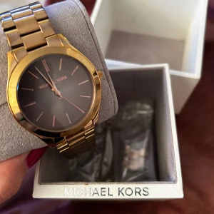Damklocka MK - Batteri slut men går att köpa billigt i butiker… knappt använd Michael kors köpt för ordinarie butik 