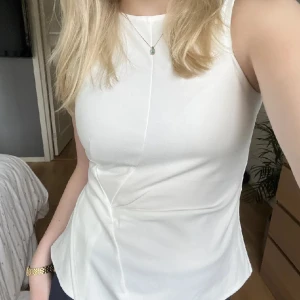 Topp - Vit topp med knytning som markerar midjan!💓