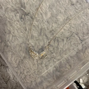 Halsband  - Silvrigt halsband ängelvingar